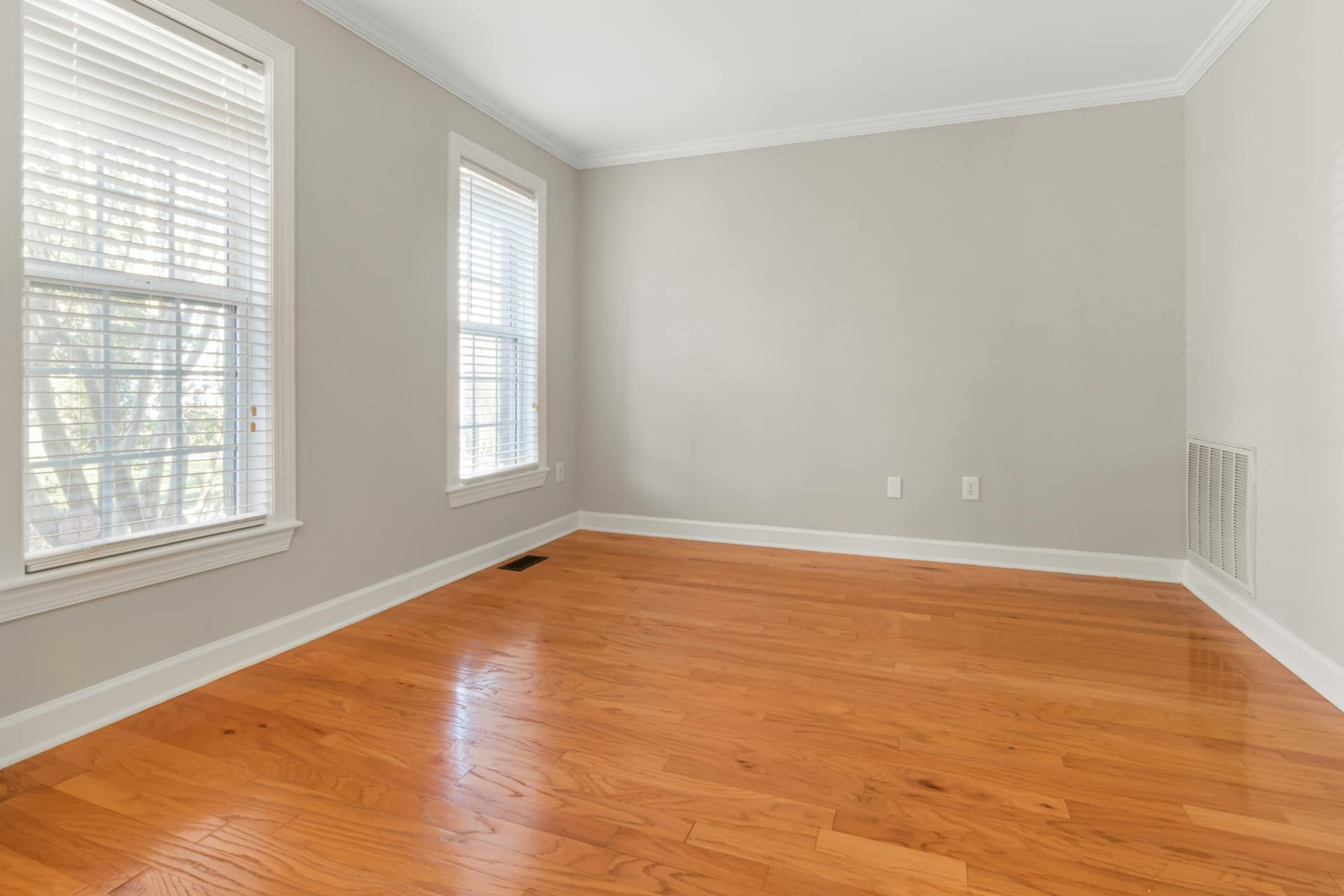 Frisch gereinigtes Wohnzimmer mit blank gewischtem Holzboden
